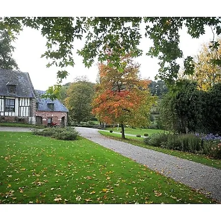 Hébergement de vacances Château D'harcelaines *