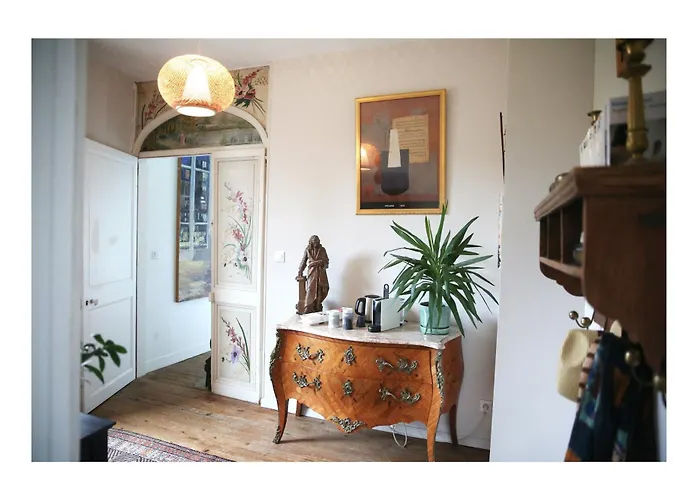 Chateau D'harcelaines Holiday home *